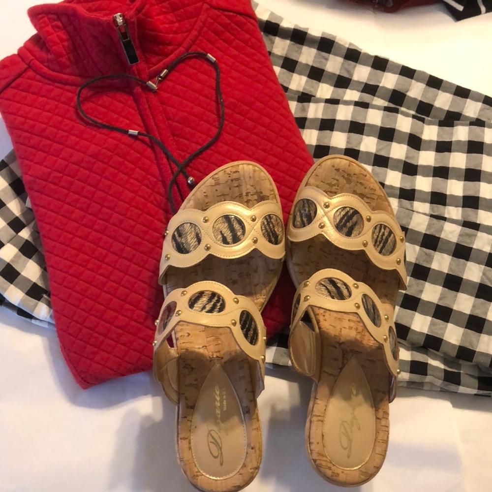 Beautiful Dogario Sandals.